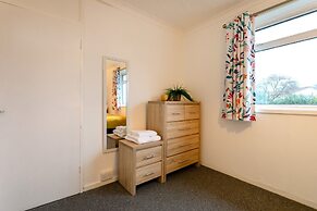 3-beds, Sleeps 5, w/ Parking, 10 Mins From Centre