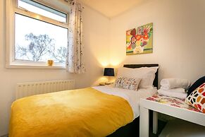 3-beds, Sleeps 5, w/ Parking, 10 Mins From Centre