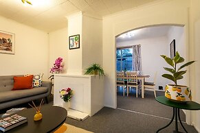 3-beds, Sleeps 5, w/ Parking, 10 Mins From Centre