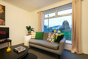 3-beds, Sleeps 5, w/ Parking, 10 Mins From Centre