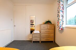 3-beds, Sleeps 5, w/ Parking, 10 Mins From Centre