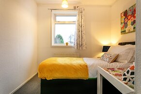 3-beds, Sleeps 5, w/ Parking, 10 Mins From Centre