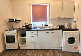 3-beds, Sleeps 5, w/ Parking, 10 Mins From Centre