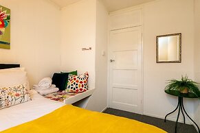 3-beds, Sleeps 5, w/ Parking, 10 Mins From Centre