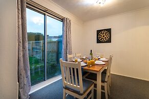 3-beds, Sleeps 5, w/ Parking, 10 Mins From Centre
