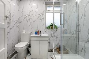 3-beds, Sleeps 5, w/ Parking, 10 Mins From Centre