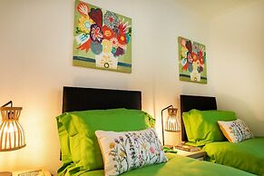 3-beds, Sleeps 5, w/ Parking, 10 Mins From Centre