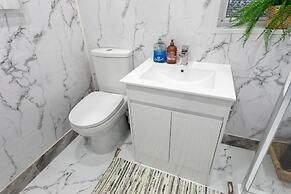 3-beds, Sleeps 5, w/ Parking, 10 Mins From Centre