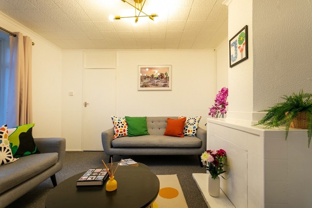 3-beds, Sleeps 5, w/ Parking, 10 Mins From Centre