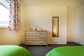 3-beds, Sleeps 5, w/ Parking, 10 Mins From Centre
