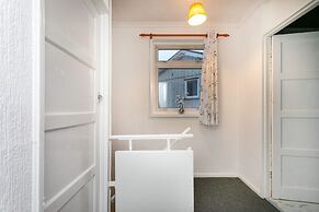 3-beds, Sleeps 5, w/ Parking, 10 Mins From Centre