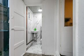3-beds, Sleeps 5, w/ Parking, 10 Mins From Centre