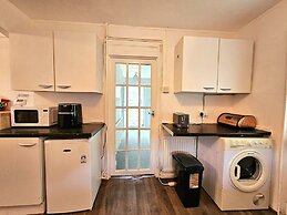 3-beds, Sleeps 5, w/ Parking, 10 Mins From Centre