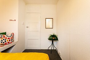 3-beds, Sleeps 5, w/ Parking, 10 Mins From Centre