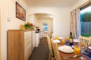 3-beds, Sleeps 5, w/ Parking, 10 Mins From Centre