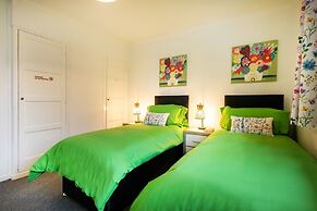 3-beds, Sleeps 5, w/ Parking, 10 Mins From Centre