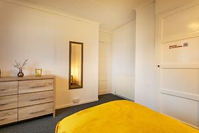 3-beds, Sleeps 5, w/ Parking, 10 Mins From Centre