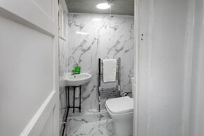 3-beds, Sleeps 5, w/ Parking, 10 Mins From Centre