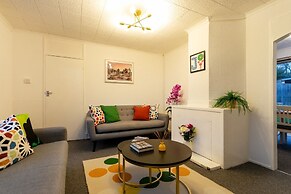 3-beds, Sleeps 5, w/ Parking, 10 Mins From Centre