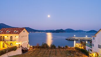 Geoje Kkachi and Santorini Pension
