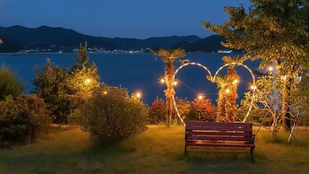 Geoje Kkachi and Santorini Pension
