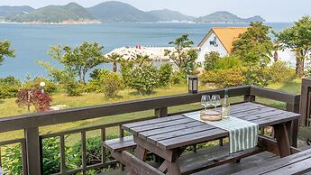 Geoje Kkachi and Santorini Pension