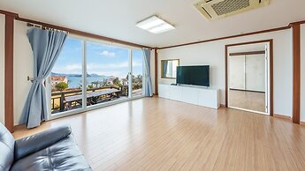 Geoje Kkachi and Santorini Pension