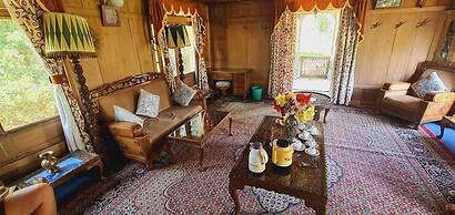 Queens Lake House