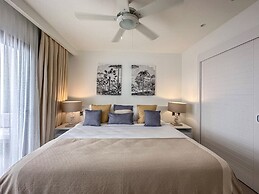 Luxury 3 Bedroom Apartment at the Beach