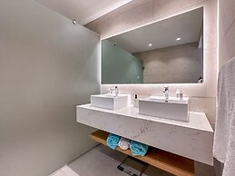 Luxury 3 Bedroom Apartment at the Beach