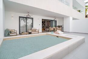 Luxury 3 Bedroom Apartment at the Beach