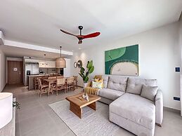 Spectacular Golf Front 3BR Apartment!
