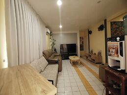 Resort’s Side Hostel near Shangrila