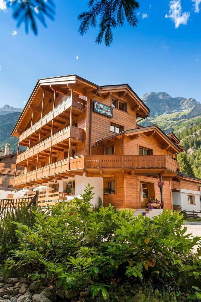 Dream hotel