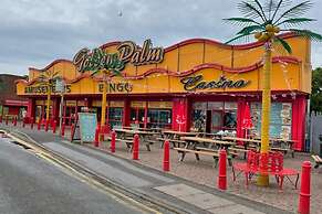 2-bed -sleeps 4 - Parking - Pets - 5 Mins to Beach