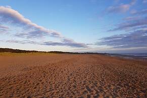 2-bed -sleeps 4 - Parking - Pets - 5 Mins to Beach