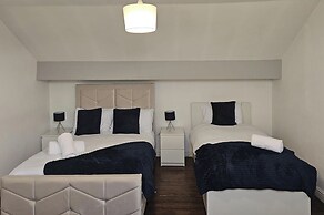 4br-sleeps10-garden-freeparking