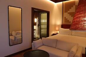 Palacio De Godoy Caceres, Curio Collection By Hilton