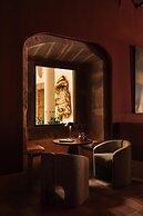Palacio De Godoy Caceres, Curio Collection By Hilton