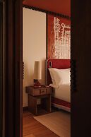 Palacio De Godoy Caceres, Curio Collection By Hilton