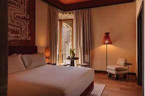 Palacio De Godoy Caceres, Curio Collection By Hilton