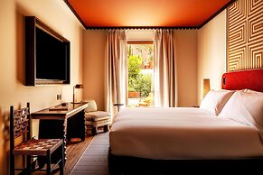 Palacio De Godoy Caceres, Curio Collection By Hilton