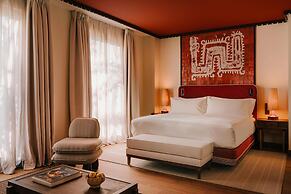 Palacio De Godoy Caceres, Curio Collection By Hilton