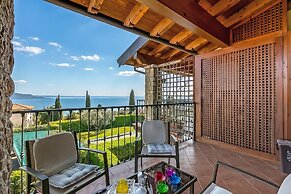 Julia's House With Lakeview and shared pool