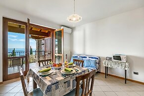Julia's House With Lakeview and shared pool
