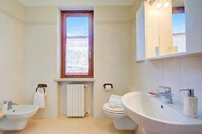 Julia's House With Lakeview and shared pool