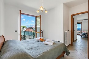 Julia's House With Lakeview and shared pool