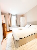 Hammersmith 2 Bedroom Flat River Thames