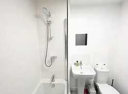 Charming 3 Bed Home in Stepps, Glasgow - Garden & Patio