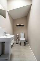 Charming 3 Bed Home in Stepps, Glasgow - Garden & Patio